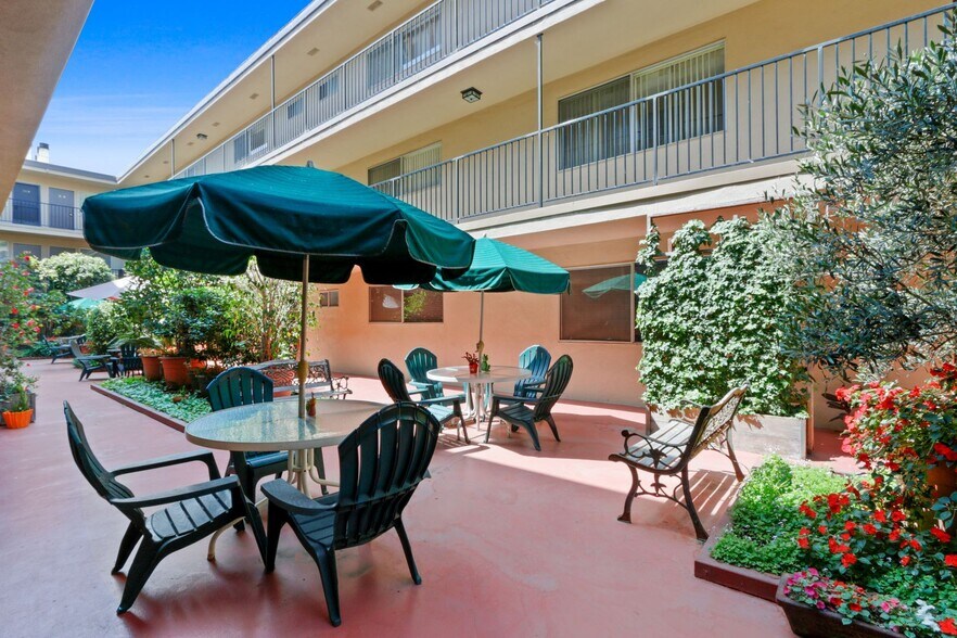 Building Photo - 12246 Montana Ave