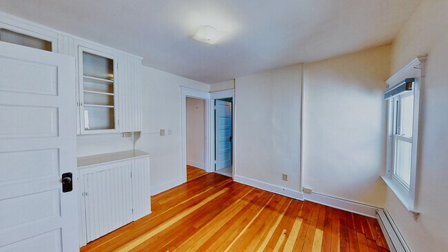 Building Photo - [In-Unit Laundry; Garden] Townhouse-Style Living, with Historical Details & Parking!
