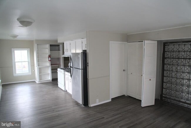 Building Photo - 410 Monmouth St