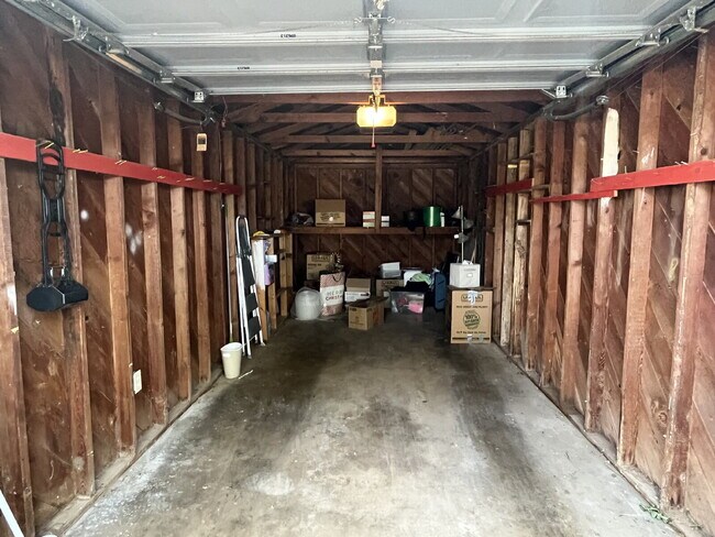 Building Photo - Charm, Comfort and Convenience!