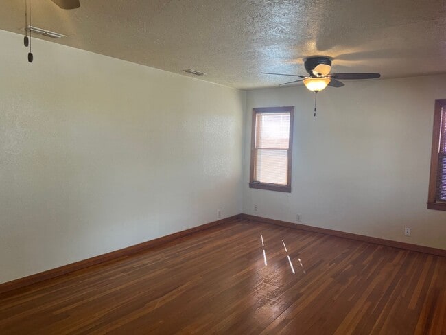 Building Photo - Country Living Home