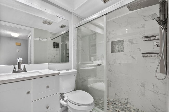 Building Photo - Cozy 3 Bedroom Available in Tampa!