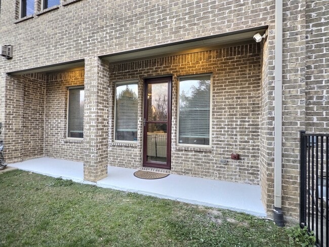 Building Photo - 557 Reale Dr