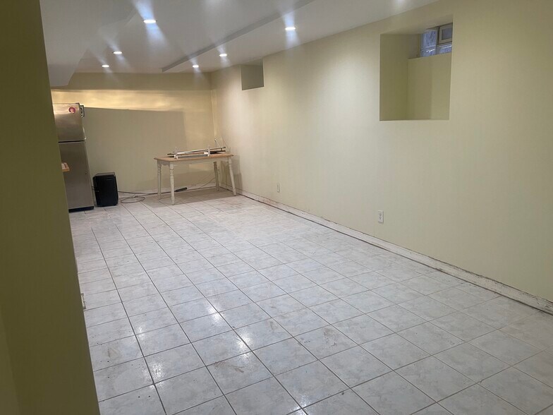 Building Photo - 1744 W Foster Ave