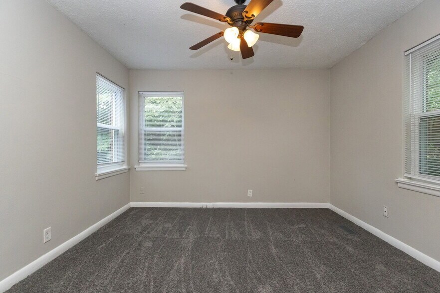 Building Photo - 305 Sunrise Ln