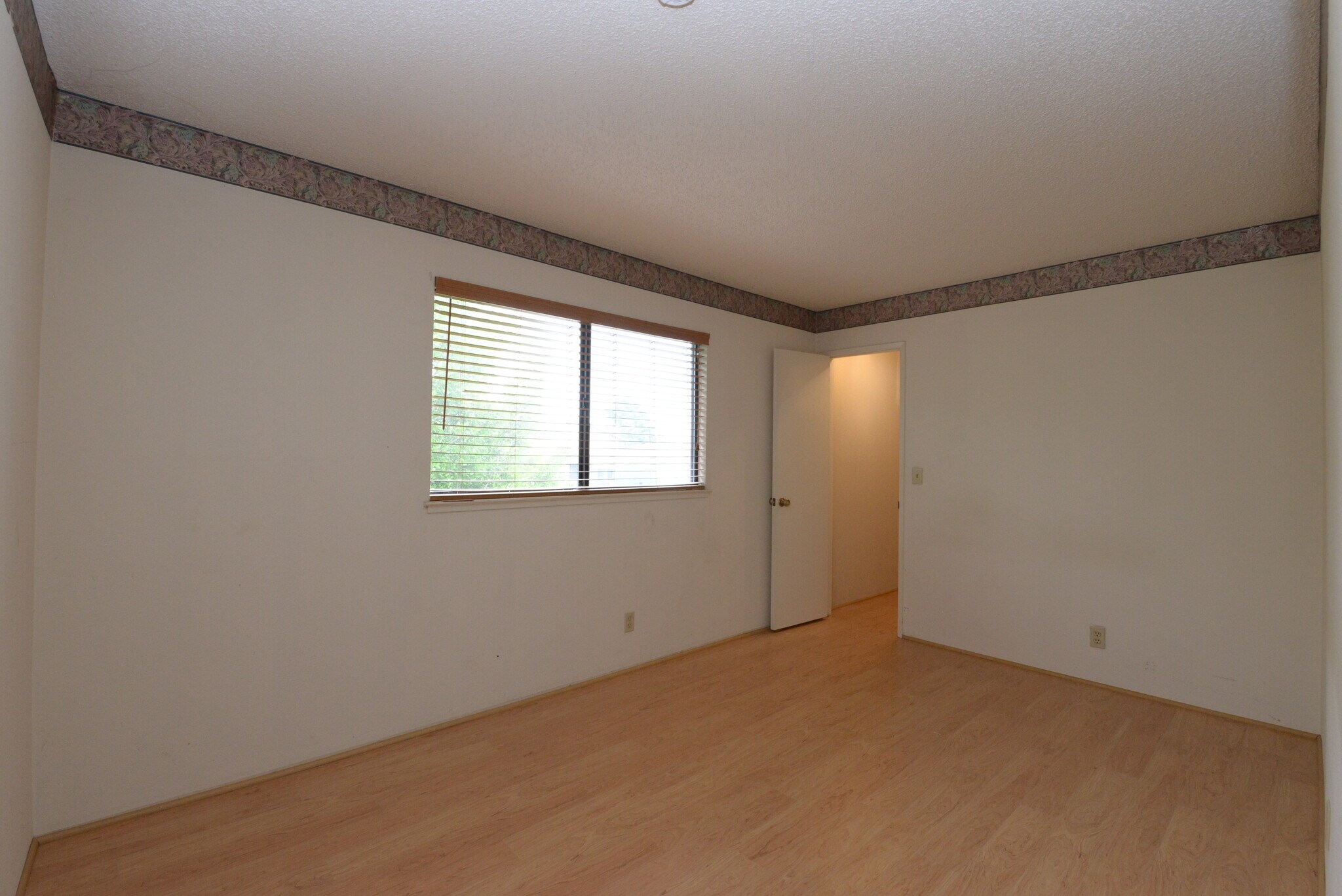 Building Photo - 923 Linden Ave