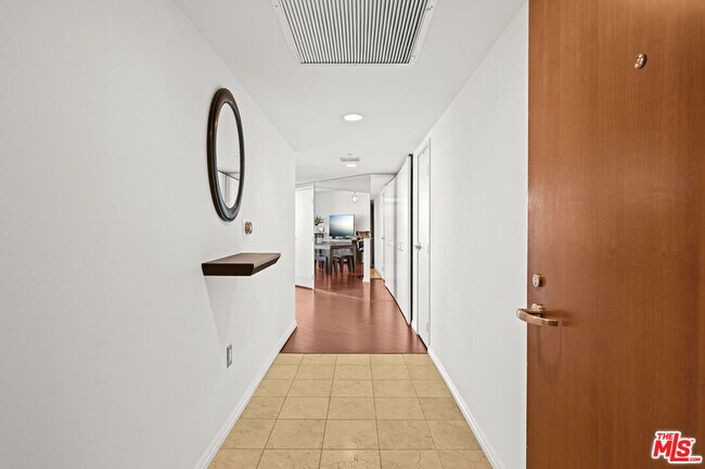 Building Photo - 13700 Marina Pointe Dr