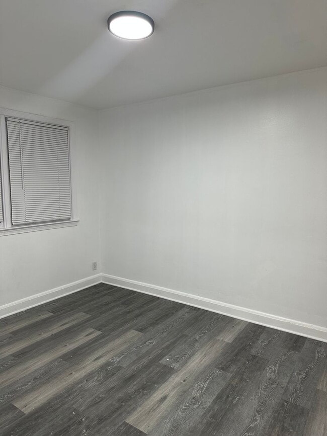 Building Photo - Spacious Home Available for Rent! Newly Re...