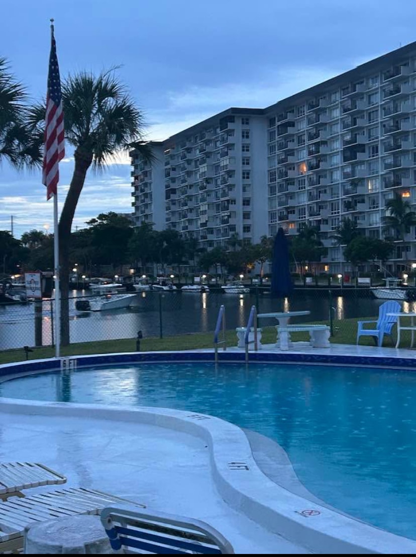 Building Photo - 700 SE 7th Ave