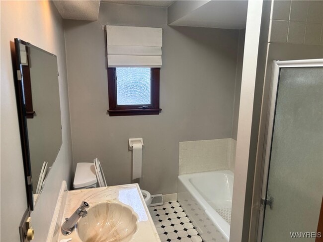 Building Photo - 194 Boncroft Dr