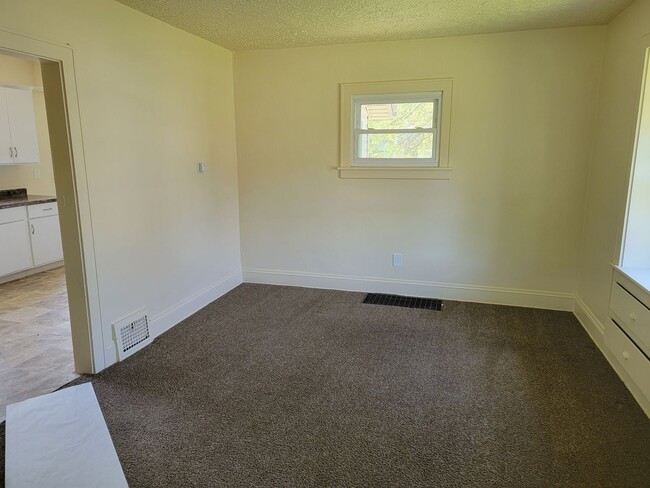 Building Photo - 570 Talbot Ave