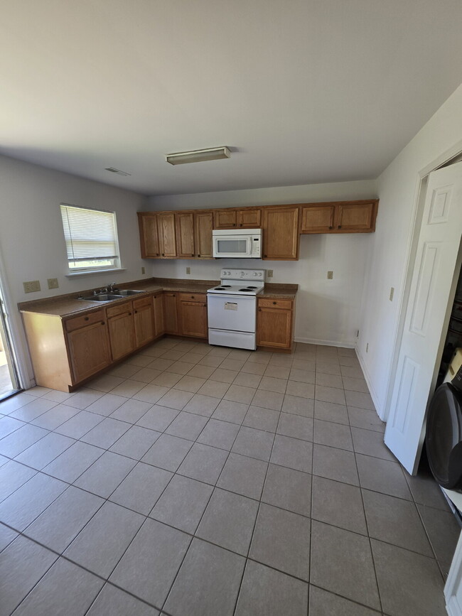 Building Photo - Comfortable 2-Bedroom Unit with Washer, Dryer & Off-Street Parking