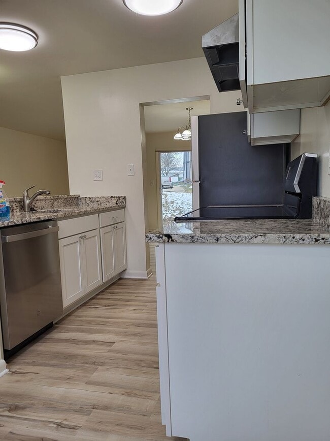 Building Photo - RENOVATED 3 Bedroom Community Treasure!