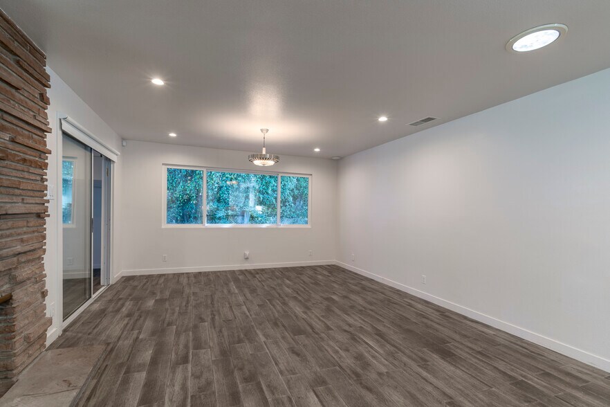 Building Photo - 129 E Loop Dr