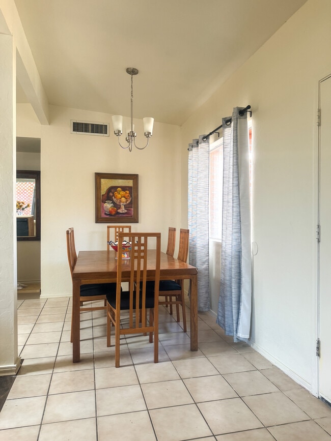 Building Photo - 9141 N Overlook Dr