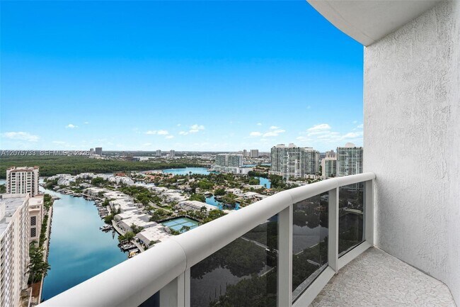 Building Photo - 16001 Collins Ave