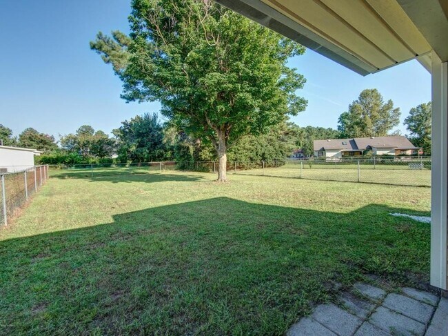 Building Photo - 114 Pine Crest Dr