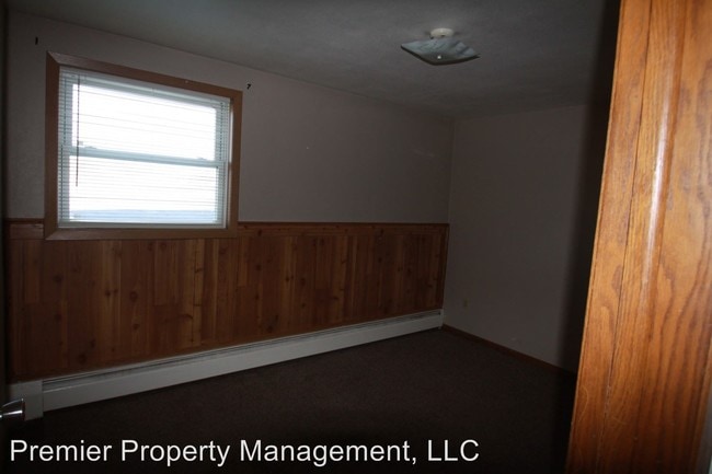 Building Photo - 725 College Ave S