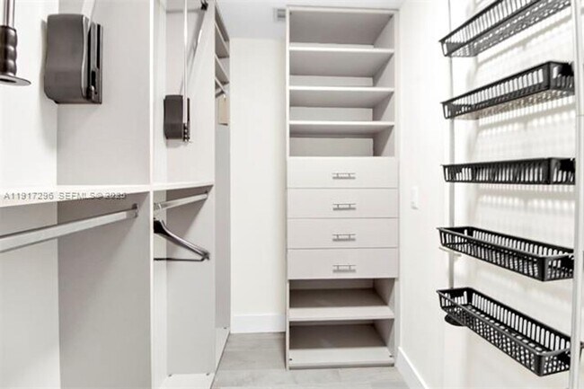 Building Photo - 2900 NE 7th Ave