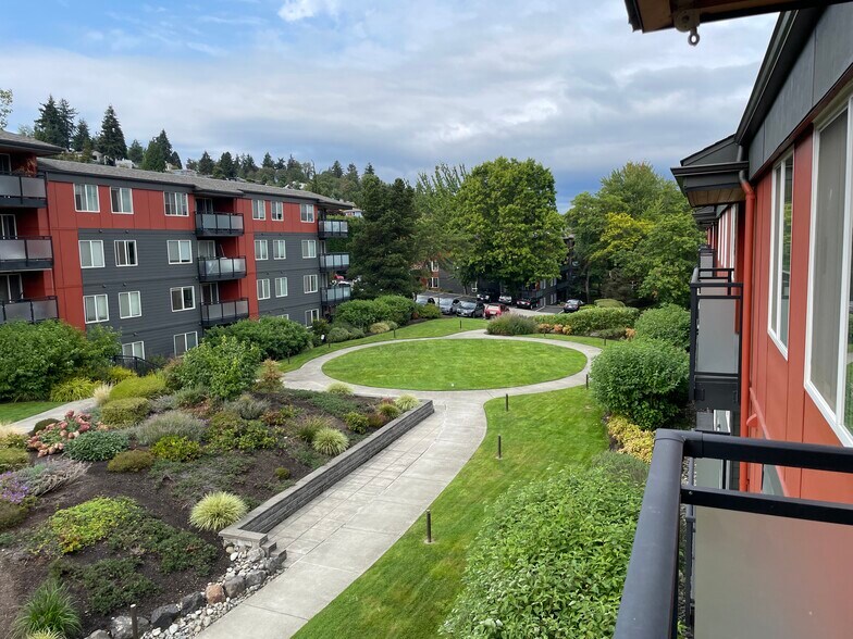 view of courtyard looking north (from balcony) - 7001 Sand Point Way NE