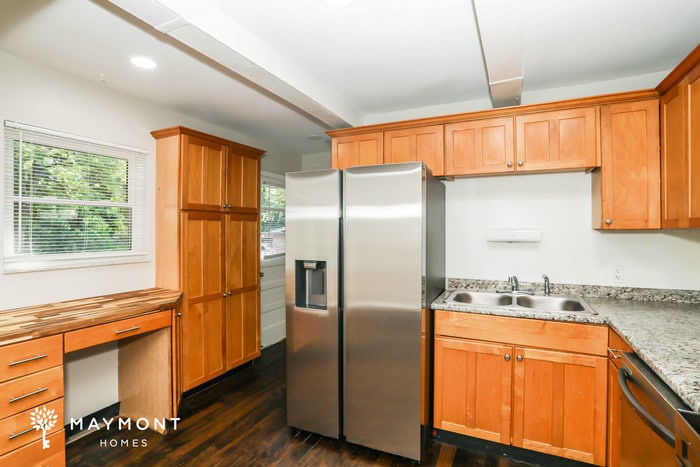 Building Photo - 3667 Lakewood Dr