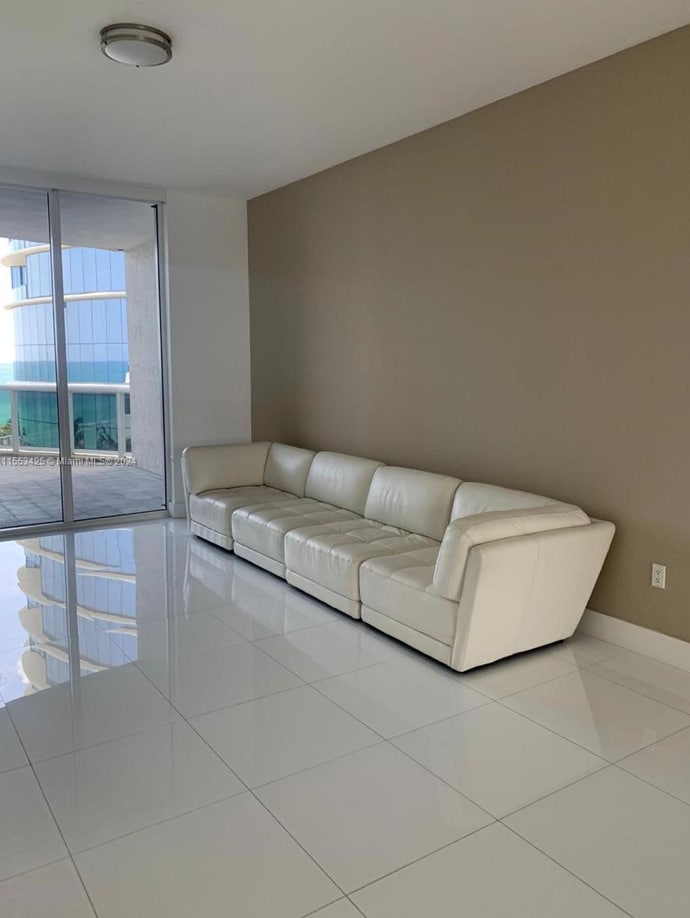 Building Photo - 15811 Collins Ave