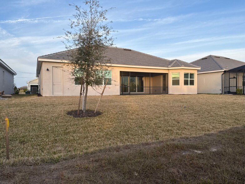 Building Photo - 7796 Lakes Edge Ln