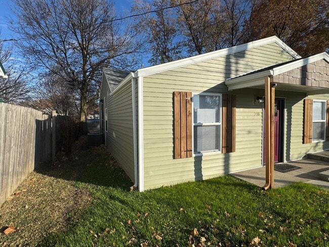 Building Photo - 218 S Oak St