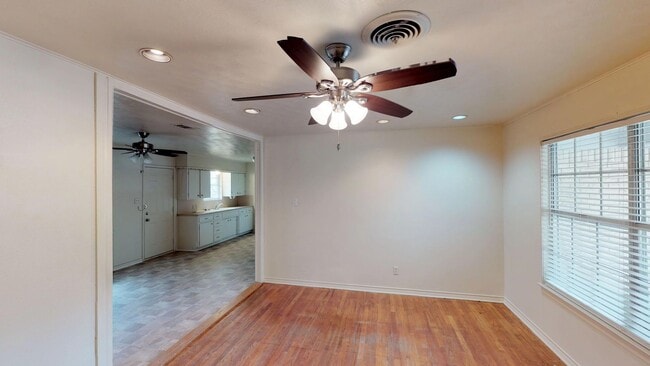 Building Photo - 3 Bedroom/2bath/2 Car Garage