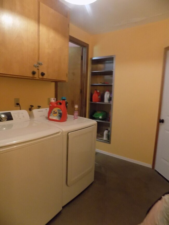 Building Photo - Beautiful Three Bedroom Home With Additional Space