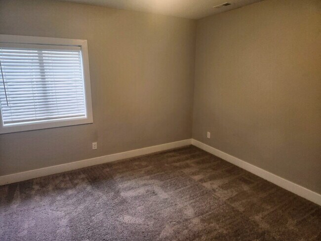 Building Photo - 2728 Yordi Dr