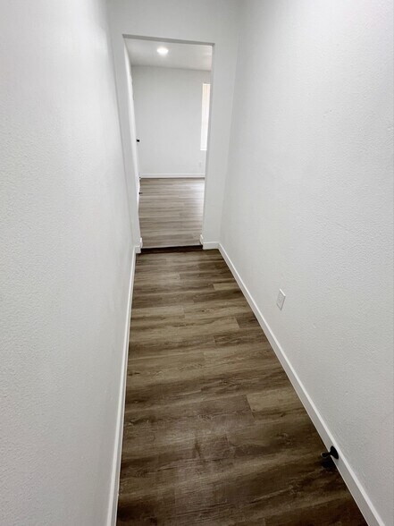 Entry hallway - 1425 Little St