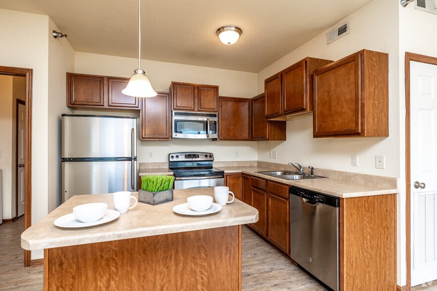 2BR, 2BA - 995 SF - Adam Ridge