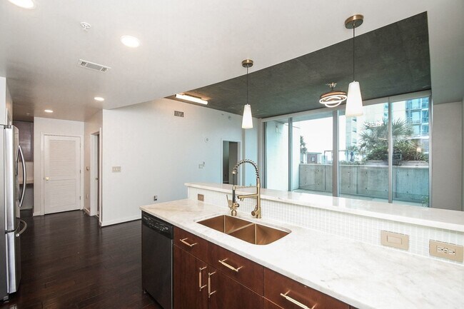 Building Photo - 5925 Almeda Rd