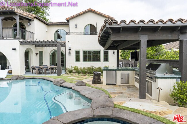 Building Photo - 5861 Ridgebrook Dr