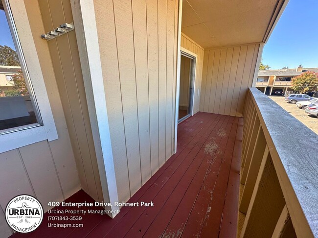 Building Photo - Move-In Ready Rohnert Park Condo with Pool...