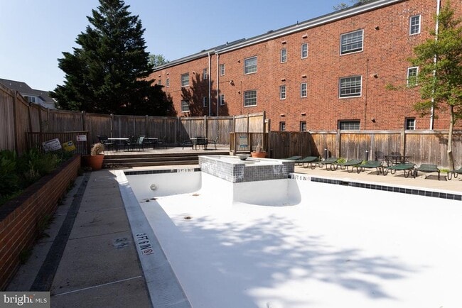 Building Photo - 1612 W Abingdon Dr
