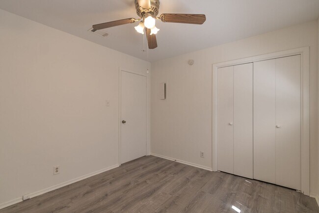 Building Photo - 2305 Montclaire St