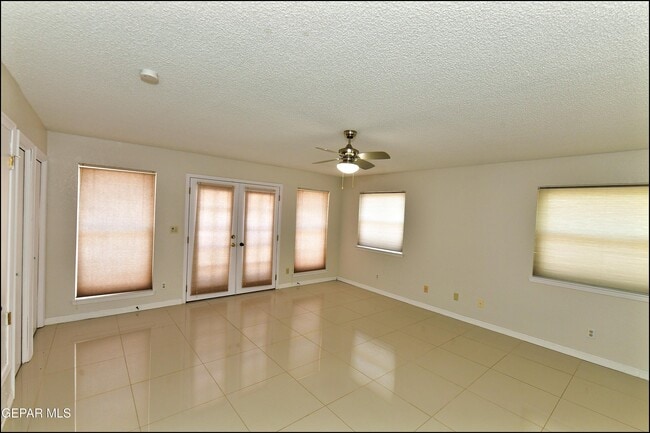 Building Photo - 529 Castlerock Ln