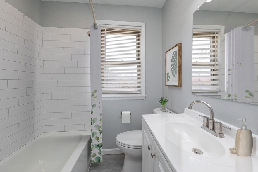 Building Photo - 555 Naomi Ave