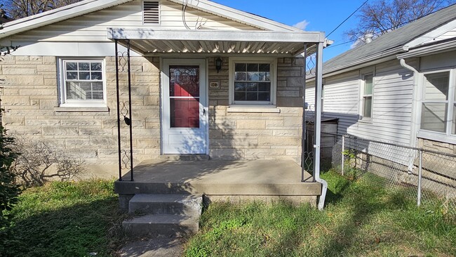 Front Porch - 907 Beecher St