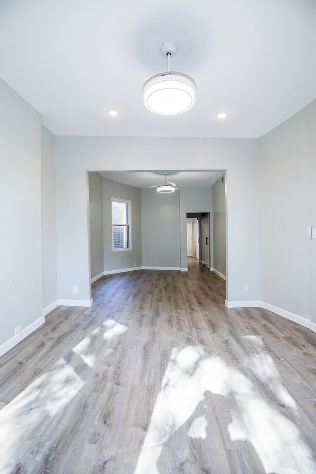 Building Photo - 3556 N Wilton Ave
