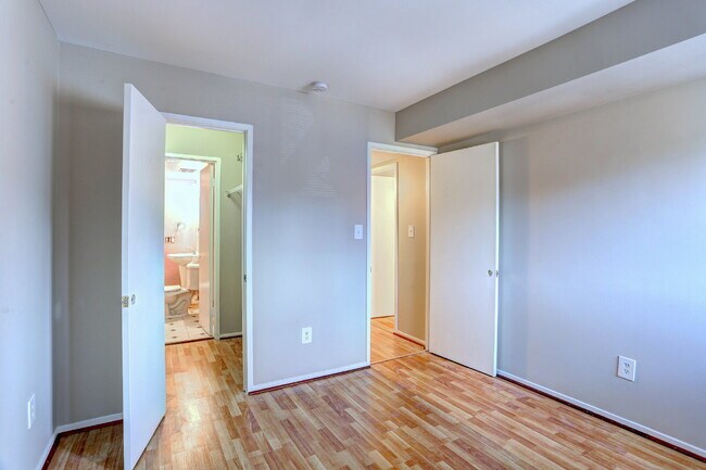 Building Photo - 2BD/1.1BA:  Cozy Columbia Condo