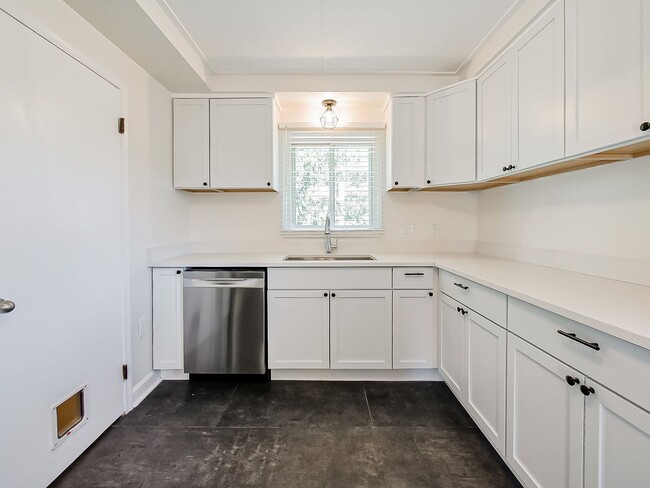 Building Photo - Spacious 3BR Home with Expansive 1-Acre Lot!