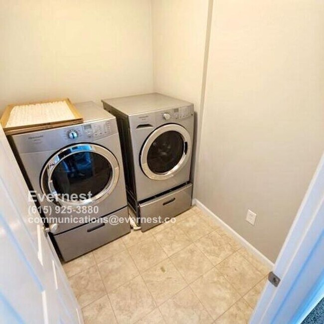 Building Photo - Spacious 4-Bedroom Home with Modern Amenit...