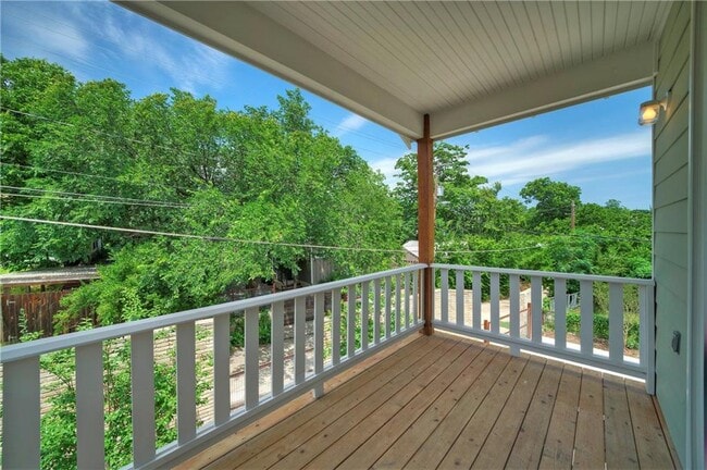 Building Photo - 1006 E 8th St