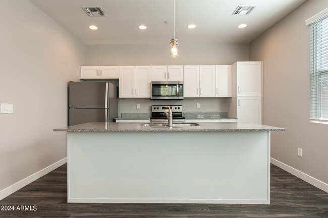 Building Photo - 2245 N Dayton St