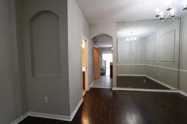 Building Photo - Spacious 3-Bedroom Townhome in Gated Kings...