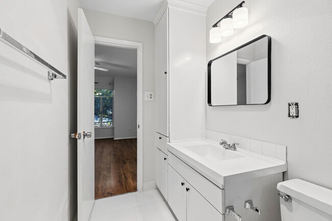 Building Photo - 6422 Burgoyne Dr.