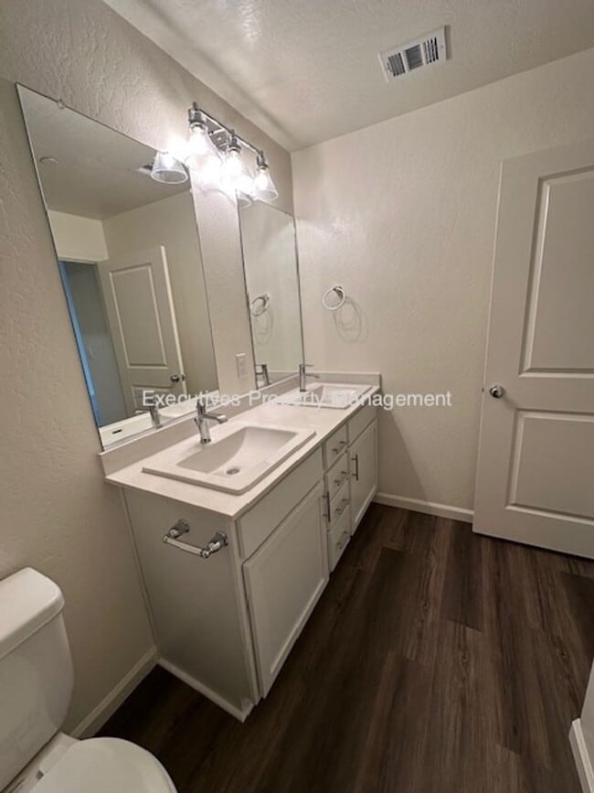 Building Photo - 11 River Oak Ct